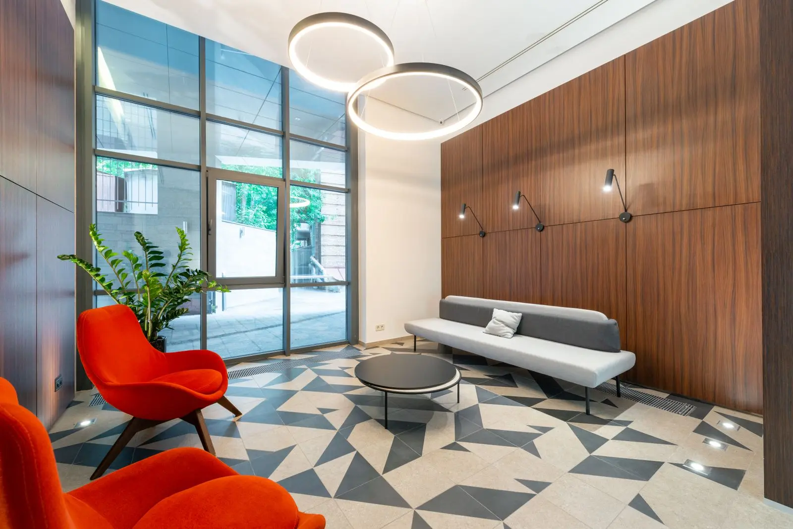 Sala contemporânea com paredes acabadas — imagem de referência
